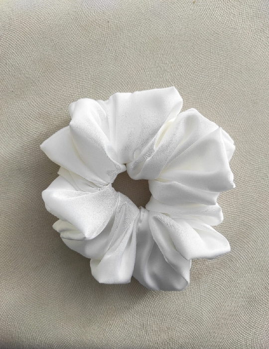 Gumka_Scrunchie_White_maxi.jpg