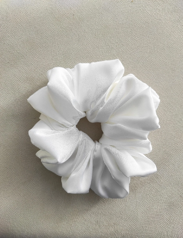 Gumka_Scrunchie_White_maxi.jpg