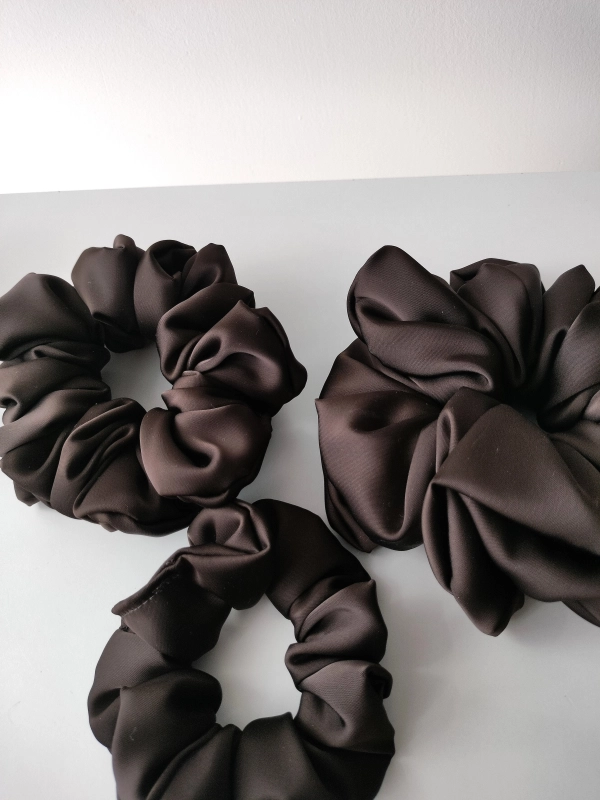 Gumka_scrunchie_maxi_espresso.jpg